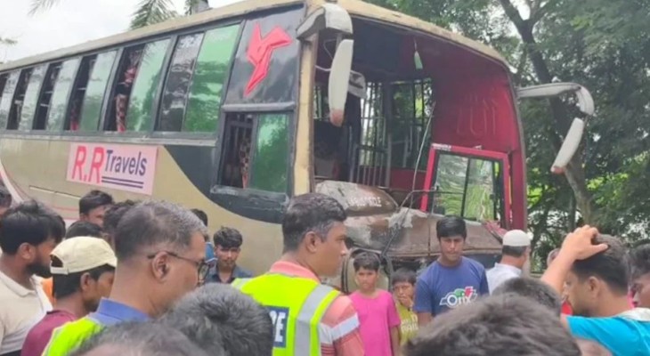  নাটোরে ভটভটি-বাস মুখোমুখি সংঘর্ষে দুই ভাইসহ নিহত ৩